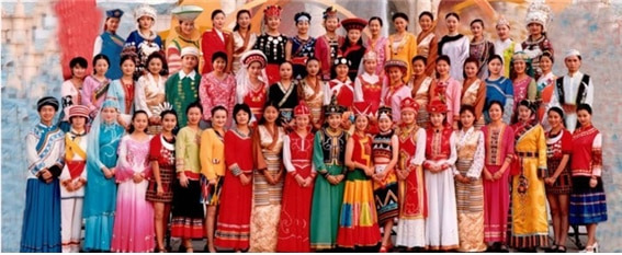 <절대 다수의 한족(漢族)을 제외한 55개 소수민족의 단체 사진. 오늘날 중국에서 중화민족 혹은 중국민족은 이 모든 소수민족들을 포함하는 광의의 개념이다. https://www.ifreesite.com/population/ethnic-group-in-china.htm>