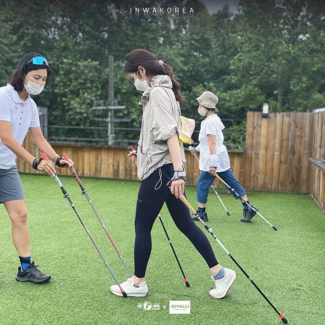 주연서 국장(왼쪽)이 회원에게 노르딕워킹을 지도하고 있다. INWA 코리아 제공.