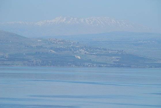 갈릴리 호수 너머 저 멀리 헤르몬 산이 보인다. 정상 근처에는 아직 눈이 녹지 않아 마치 만년설처럼 보인다. 헤르몬 산에서 흘러내린 물로 인해 갈릴리 호수가 생겨났다.