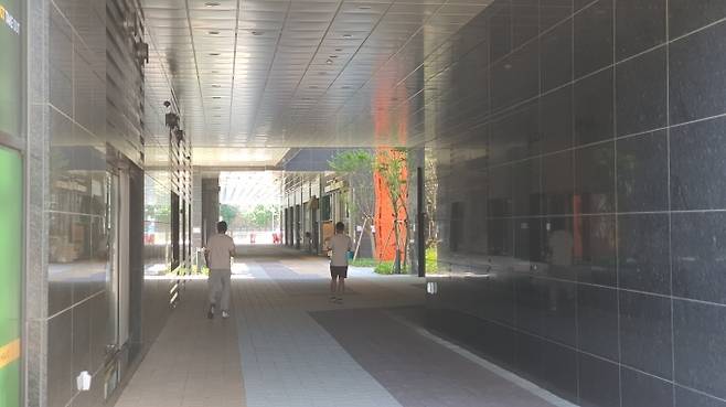 ▲용산베르디움 프렌즈 중앙통로로 이동하는 청년들&nbsp;