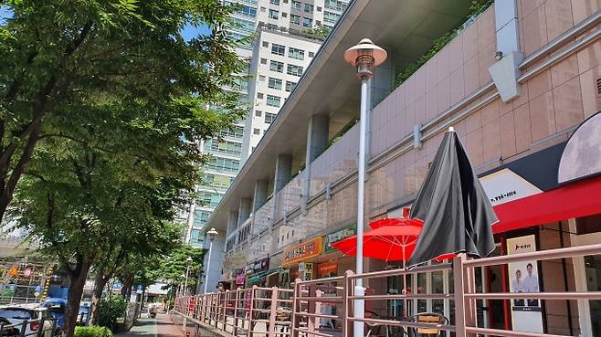 ▲용산베르디움 프렌즈 맞은편에 위치한 상가. 용산베르디움 프렌즈 좌우로는 아파트 단지들이 위치한다.