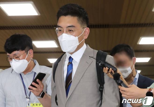 (서울=뉴스1) 이승배 기자 = 이동재 전 채널A 기자가 23일 오후 서울 서초구 서울중앙지방법원에서 열린 최강욱 열린민주당 대표의 정보통신망이용촉진및정보보호등에관한법률위반(명예훼손) 공판에 증인 신분으로 출석하고 있다. 2021.7.23/뉴스1