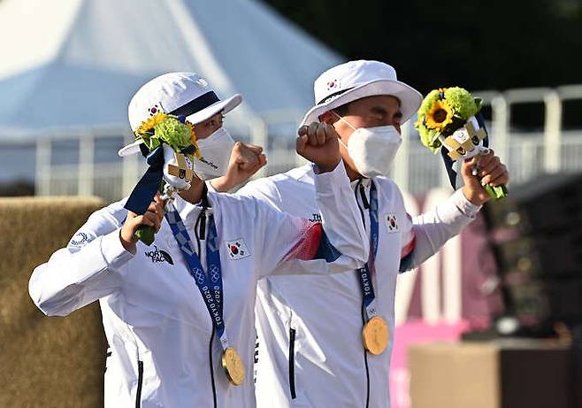 안산(왼쪽.광주여대) 선수가 양궁 혼선 단체전에서 금메달을 딴 후 기뻐하고 있다.