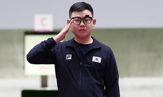 24일 도쿄 아사카 사격장에서 열린 도쿄올림픽 남자 10m 공기권총 결선에 진출한 한국 김모세가 관중석을 향해 거수경례를 하고 있다. 연합뉴스