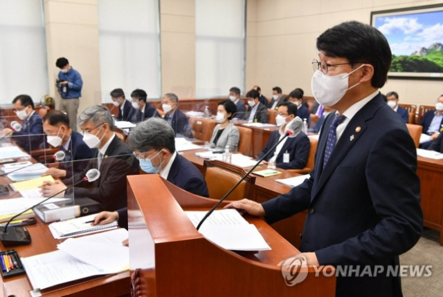 안경덕 고용노동부 장관이 국회 환경노도위원회에 업무보고를 하고 있다.