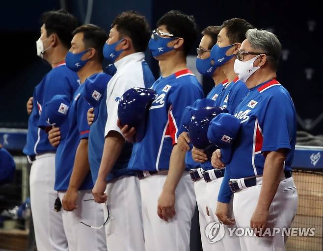 [올림픽] 국기에 경례하는 김경문 감독 (서울=연합뉴스) 임헌정 기자 = 23일 오후 서울 구로구 고척스카이돔에서 열린 도쿄올림픽 한국 야구 대표팀과 상무의 평가전.
    김경문 감독을 비롯한 코칭 스태프가 경기 시작 전 국기에 경례하고 있다. 2021.7.23 kane@yna.co.kr