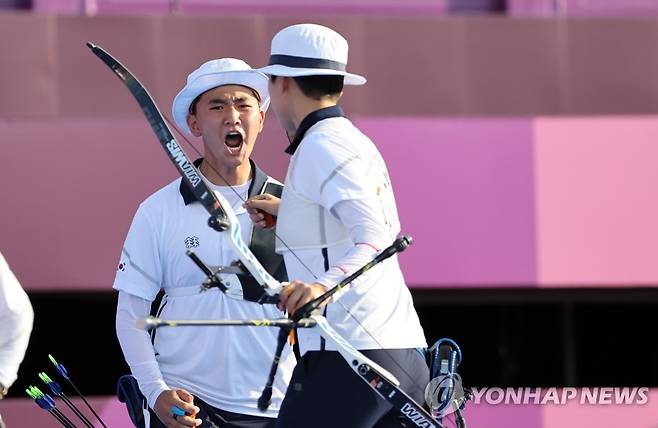 [올림픽] 막내들이 해냈다, 양궁 금메달 환호 (도쿄=연합뉴스) 김인철 기자 = 양궁 국가대표 김제덕(왼쪽)과 안산이 24일 일본 도쿄 유메노시마 공원 양궁장에서 열린 도쿄올림픽 혼성 네덜란드와의 결승전에서 환호하고 있다.  2021.7.24
    yatoya@yna.co.kr