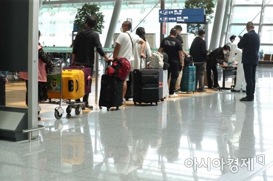 코로나19 변이 바이러스의 확산이 우려되고 있는 24일 인천국제공항 1터미널 출국장에서 중국행 이용객들이 탑승 수속을 위해 줄을 서고 있다. /문호남 기자 munonam@