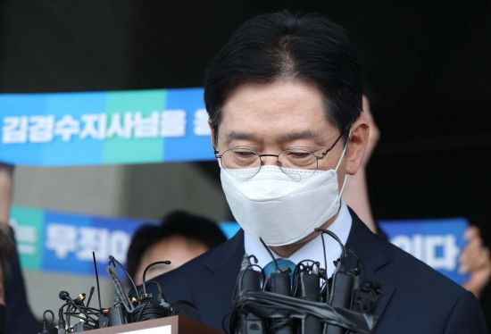 '드루킹 댓글 여론 조작' 사건에 연루돼 징역 2년이 확정된 김경수 지사가 지난 21일 경남도청에서 입장 표명 중 생각하고 있다. [이미지출처=연합뉴스]