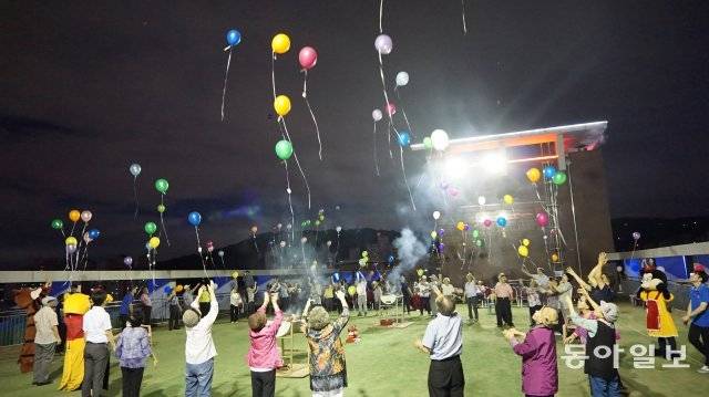 서울 성북구에 자리한 도심형 노인복지주택 ‘노블레스 타워’는 2019년 업계 최초로 소비자중심경영(CCM) 인증을 땄다. 시니어들이 참여한 야간 행사. 동아일보 DB