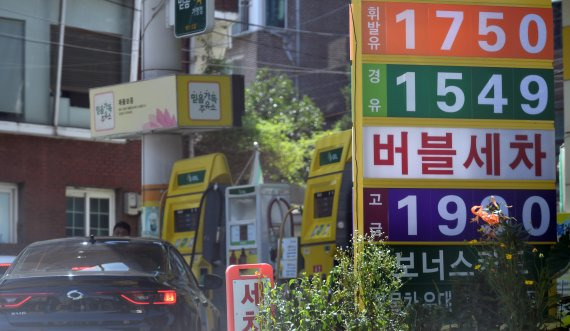 휘발유 가격이 12주 연속 상승세다.한국석유공사 유가정보서비스 오피넷에 따르면 7월 셋째주 주유소 휘발유 판매 가격은 전주 대비 9.1원 오른 리터당 1637.2원을 기록했다. 25일 서울의 한 주유소에서 휘발유와 경유가 리터당 1750원, 1549원에 판매되고 있다. 사진=김범석 기자