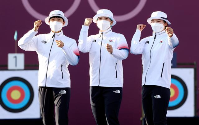 대한민국 양궁 대표팀 안산(왼쪽부터), 장민희, 강채영 선수가 25일 오후 일본 도쿄 유메노시마 양궁장에서 열린 2020 도쿄올림픽 양궁 여자단체전 우승 세리머니를 하고 있다. 도쿄=뉴시스