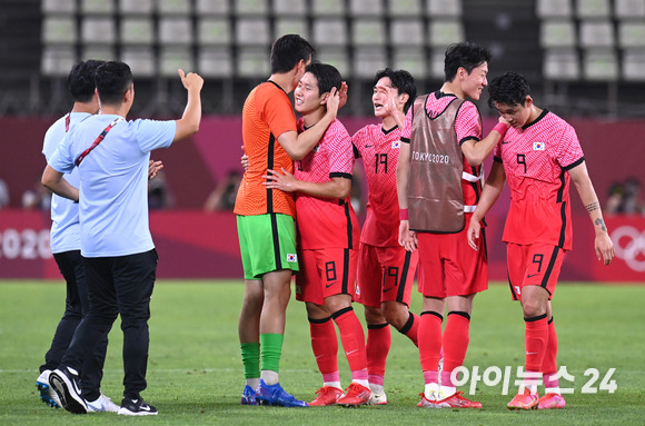 대한민국 이강인이 25일 오후 일본 이바라키 가시마 스타디움에서 진행된 '2020 도쿄올림픽' 남자축구 조별리그 B조 2차전 대한민국과 루마니아의 경기에서 4-0으로 승리를 한 후 기뻐하고 있다.