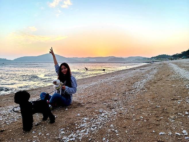 지난 6월 김연경씨가 반려견 폴이, 순수와 함께 찍은 사진. 사진 김씨 제공