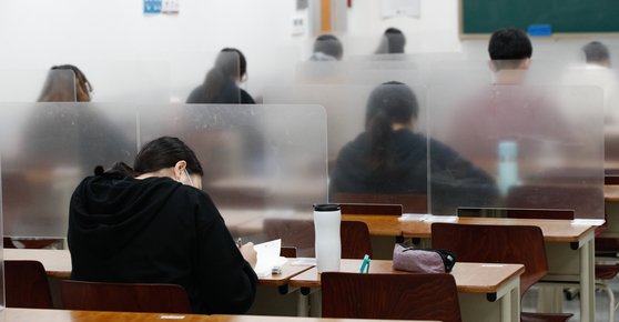 지난 15일 서울 성북구의 한 학원에서 학생들이 칸막이·거리두기를 하며 수업을 듣고 있다. 뉴스1