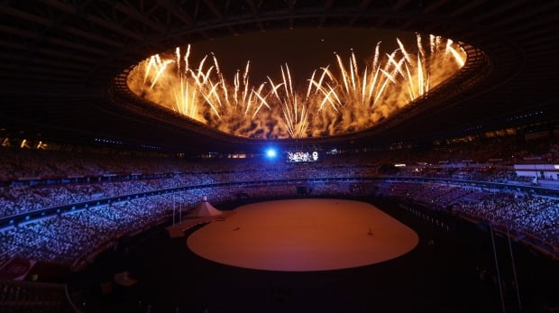 도쿄올림픽 개막식이 열린 23일 일본 도쿄 신주쿠(新宿) 국립경기장에서 화려한 불꽃이 터지고 있다. /사진=연합뉴스