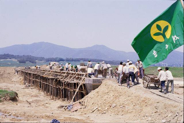 1970년 이후 추진돼온 새마을운동의 한 장면. 새마을운동중앙회 인터넷 홈페이지 캡처