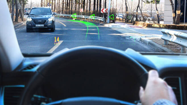 현대자동차가 차량 전면창을 디스플레이로 활용하는 기술을 차량에 응용하기 위해 시연을 하는 장면(출처 현대자동차). 특허청 제공