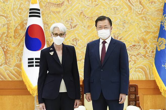 지난 22일 서울을 방문한 웬디 셔먼 미 국무부 부장관(왼쪽)이 청와대에서 문재인 대통령을 접견하기 앞서 기념촬영을 하고 있다. 청와대 제공