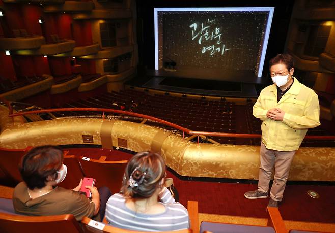 Culture Minister Hwang Hee talks with audience members at the musical “Gwanghwamun Sonata” while inspecting the Seoul Arts Center in southern Seoul on July 18. (Culture Ministry)