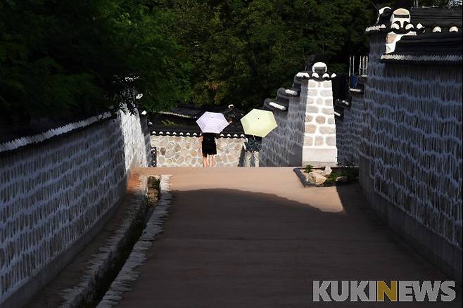 명과 암 교체하는 고종의 길/ 고종의 피난길은 2016년 9월 복원이 시작돼, 2018년 10월 정식 개방됐다. 고종의 길은 서울 중구 정동 덕수궁 돌담길에서 정동공원과 러시아 공사관까지 이어지는 총 120m의 길로, 덕수궁 선원전 부지가 2011년 미국과 토지교환을 통해 우리나라 소유의 토지가 되면서 그 경계에 석축과 담장을 쌓아 복원했다.