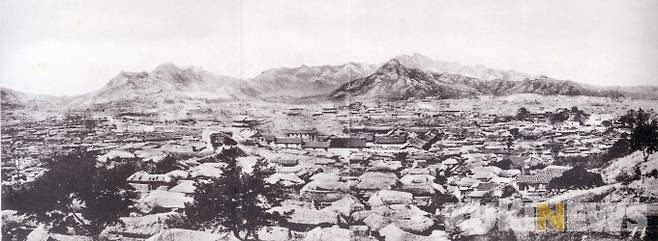 1900년대 초 남산에서 본 서울 전경/ 멀리 2층 누각의 남대문이 보이고 성 밖으로는 초가집들과 성 안으로 기와집과 신식 건물들이 희미하게 보인다.