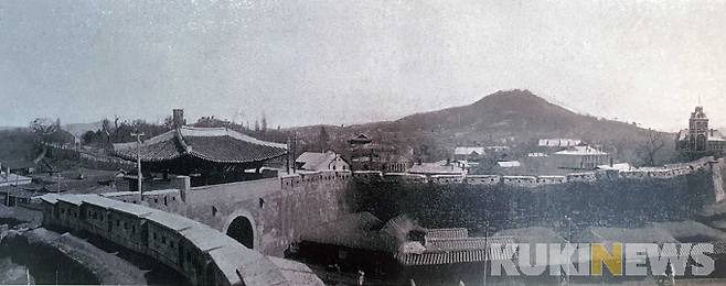 일제강점기 신도로건설 명목으로 헐리기 전 돈의문 전경/ 서대문이라는 이름으로 우리에게 친숙한 돈의문은 1396년 처음 세워졌으나 1413년 경복궁의 지맥을 해친다는 이유로 폐쇄되었다가 1422년 현재 정동 사거리에 다시 세워졌다. 이때부터 돈의문에는 새문(新門)이라는 별칭이 붙었고, 돈의문 안쪽 동네는 새문안골·새문안 동네로 불렸다. 일제강점기인 1915년 도로확장을 이유로 돈의문을 철거했다. 돈의문은 서울 사대문 가운데 유일하게 역사 속에만 남아있는 문이다.&nbsp;