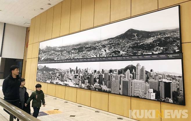 서울역사박물관 2층 로비 벽면에는 1929년경 서울의 모습과 2009년 서울의 파노라마를 통해 구한말 서울과 현대 서울의 모습을 비교할 수 있다. 1929년 전경은 왼쪽 북한산 자락부터 오른쪽 남산에 이르기 까지 사대문 안의 모습을 모두 5장의 사진으로 담아냈다.&nbsp; 사업가이자 기자였던 앨버트 테일러가 취재 등의 목적으로 확보해서 소장했던 것으로 추정된다.