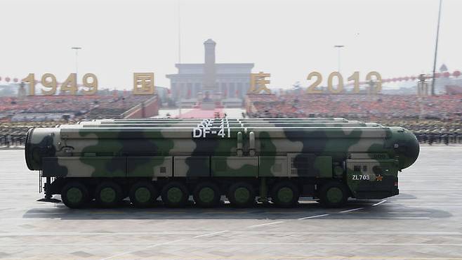 중국의 DF-41 대륙간탄도미사일 발사차량들이 대열을 구성해 베이징 텐안먼 광장을 지나고 있다. 게티이미지
