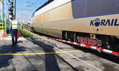 서울 용산구 소재 서빙고 북부 건널목에서 관리원 최모(65)씨가 21일 오전 지나치는 열차를 지켜보고 있다