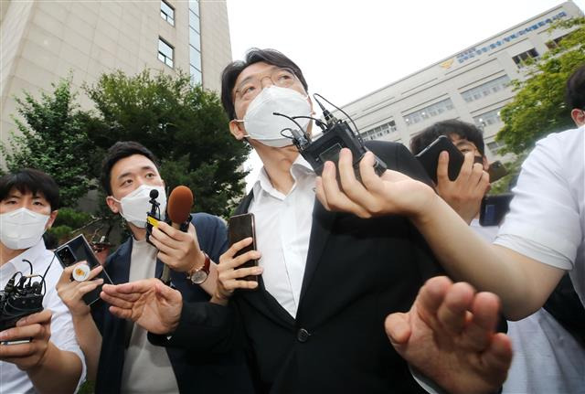 ‘자칭 수산업자’ 김모씨로부터 금품 등을 받은 혐의로 수사를 받고 있는 이동훈 전 조선일보 논설위원이 13일 오후 경찰 조사를 마친 후 서울경찰청 강력범죄수사대를 나서고 있다.연합뉴스