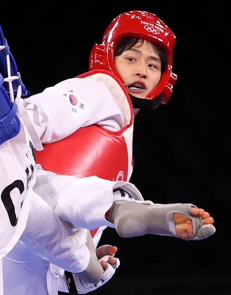 [올림픽] 물집 난 이대훈의 발 - 25일 일본 마쿠하리 메세 A홀에서 열린 도쿄올림픽 남자 태권도 68㎏급 동메달결정전 중국 자오슈아이와의 대결하는 한국 이대훈 발에 물집이 잡혀 있다. 이대훈은 이날 메달획득에는 실패했지만, 16강에서 탈락한 뒤 동메달 결정전까지 올라가는 투혼을 발휘했다. 2021.7.25 연합뉴스