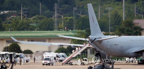 서울공항에 도착한 공군 다목적 공중급유수송기(KC-330)에서 신종 코로나바이러스 감염증(코로나19) 집단감염으로 귀국한 청해부대 34진 문무대왕함(4천400t급)의 장병 중 중증 환자가 음압 이송 카트에 실려 내려오고 있다./연합뉴스