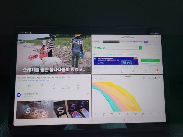 갤럭시탭 S7 FE로 유튜브와 포털, 삼성노트 등 3가지 작업을 동시에 할 수 있는 멀티태스킹 기능을 활용한 모습/사진=노현섭 기자