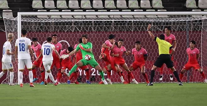 ▲ 루마니아의 간접 프리킥을 막고 있는 김학범호 ⓒ연합뉴스