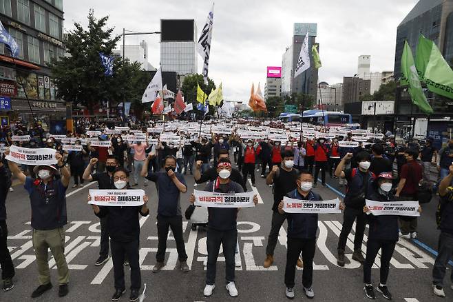 전국민주노동조합총연맹 회원들이 3일 서울 종로2가에서 노동자대회를 하고 있다. (사진=뉴시스)
