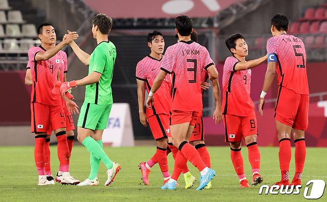 25일 오후 일본 이바라기현 가시마 스타디움에서 열린 '2020 도쿄올림픽' 남자축구 조별리그 B조 2차전 대한민국과 루마니아의 경기를 마친 대한민국 선수들이 기뻐하고 있다. 이날 경기는 대한민국이 4대0으로 승리했다. 2021.7.25/뉴스1 © News1 이재명 기자