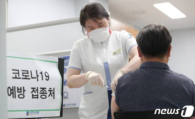 26일 대전 유성구에 위치한 신종 코로나바이러스 감염증(코로나19) 백신 위탁의료기관에서 시민들이 모더나 백신을 접종받고 있다. 이날부터 55세이상 59세 이하까지 백신접종이 시작됐다. 2021.7.26/뉴스1 © News1 김기태 기자