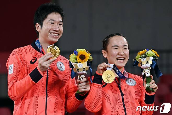일본 탁구서 올림픽 역사상 첫 금메달을 획득한 미즈타니 준-이마 조가 금메달을 획득한 뒤 기뻐하고 있다. © AFP=뉴스1