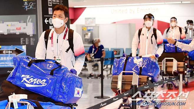 대한민국 올림픽 야구대표팀이 26일 일본 나리타 국제공항에 도착했다. 김경문호는 29일 이스라엘과 조별리그를 시작으로 금메달 사냥에 나선다. 도쿄=최문영 기자 deer@sportschosun.com /2021.07.26/