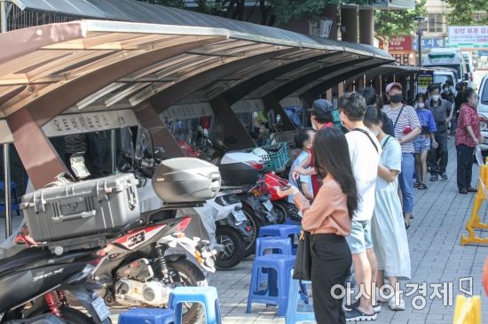 전국 대부분 지역에 '폭염특보'가 발령된 26일 서울 관악구보건소에 마련된 선별검사소를 찾은 시민들이 코로나19 검사를 받기 위해 대기하고 있다./강진형 기자aymsdream@