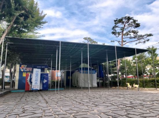 경남 밀양시가 폭염으로부터 선별진료소를 방문하는 시민과 의료진을 보호하기 위해 252㎡ 크기의 대형 차광막을 설치했다.