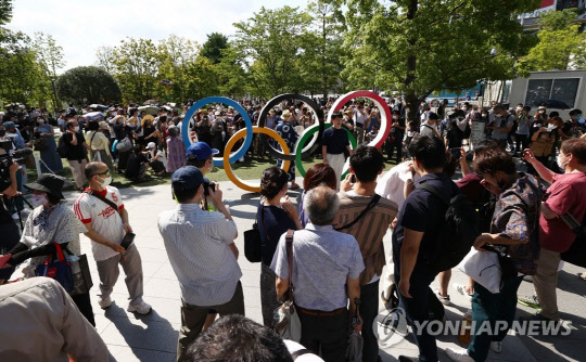 지난 23일 일본 도쿄 올림픽스타디움 앞 광장이 인파로 붐비고 있다. 연합뉴스