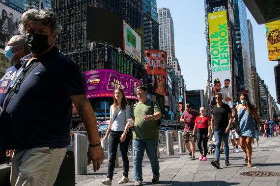 지난 23일(현지시간) 미국 뉴욕주 뉴욕 타임스 스퀘어 주변을 시민들이 걸어가고 있다. 일부는 마스크를 착용하고 있다. 로이터뉴스1