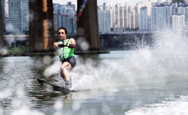 A water skier skims over the Han River on Wednesday. (Lee Jong-keun/The Hankyoreh)