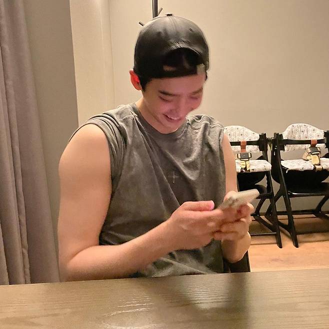 Actor Lee Jong-suk thrilled fans with a solid forearm and shoulder in a warm visual.On the 25th, Lee Jong-suk posted several photos of the personal Instagram, along with Its really hot and added related emoticons.Lee Jong-suk in the public photo shows a casual look by matching a hat with a gray short arm.Especially, the angry forearms and wide shoulder in the rolled sleeves shot the womans heart.The netizens who watched this were various reactions such as Lee Jong-suk, My brother is so handsome and I am excited from morning.iMBC  Photo Source Lee Jong-suk Instagram