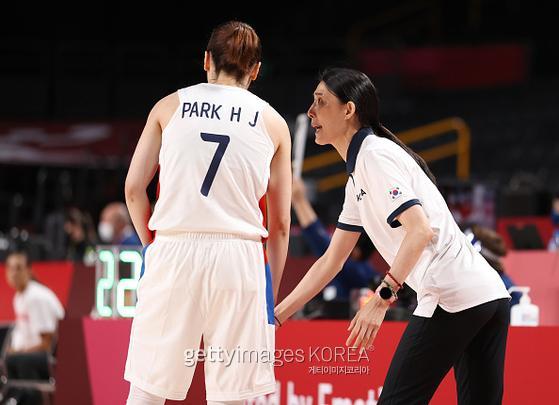 전주원 감독이 26일 열린 도쿄올림픽 여자 농구 A조 스페인전에서 박지수에게 작전을 지시하고 있다.