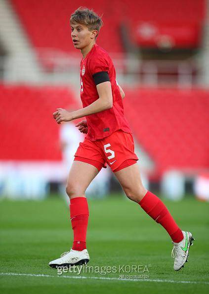 지난 4월 14일(한국시간) 캐나다와 영국의 친선 경기에 출전한 퀸. 사진=게티이미지