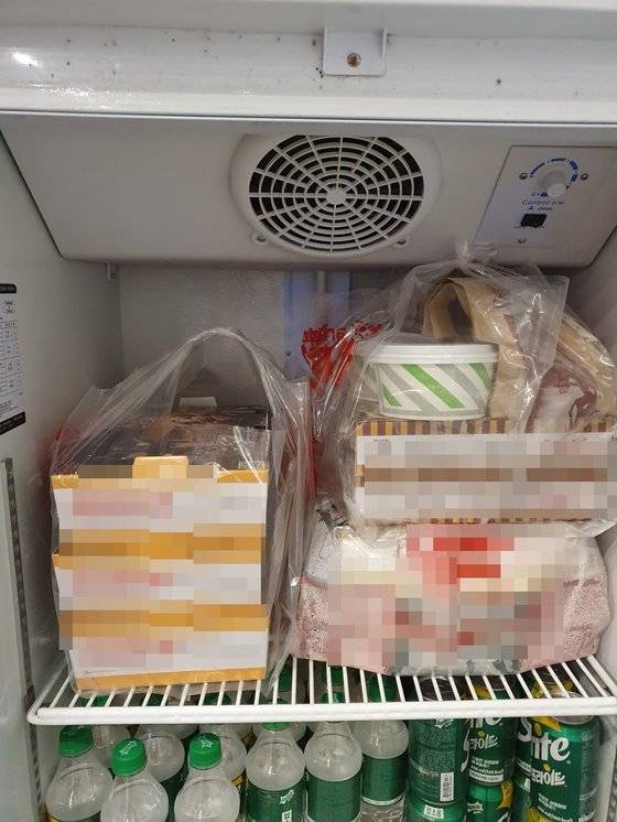 냉장고에 그대로 남은 배달 음식들. 독자 제공