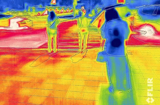 22일 오전 서울 종로구 광화문네거리에서 한 시민이 양산을 쓰고 신호를 기다리고 있다. 열화상카메라로 촬영한 이 사진은 온도가 높을 수록 붉은색으로 표시되며 낮은 온도는 푸른색으로 표시된다. 뉴시스